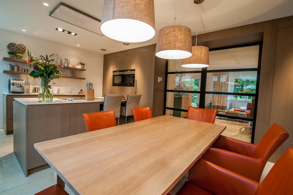Mekida moderne leefkeuken met kookeiland en eettafel