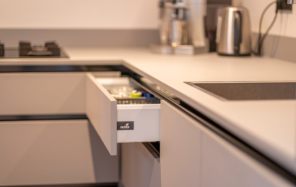 Mekida moderne grijze keuken in jaren 30 huis