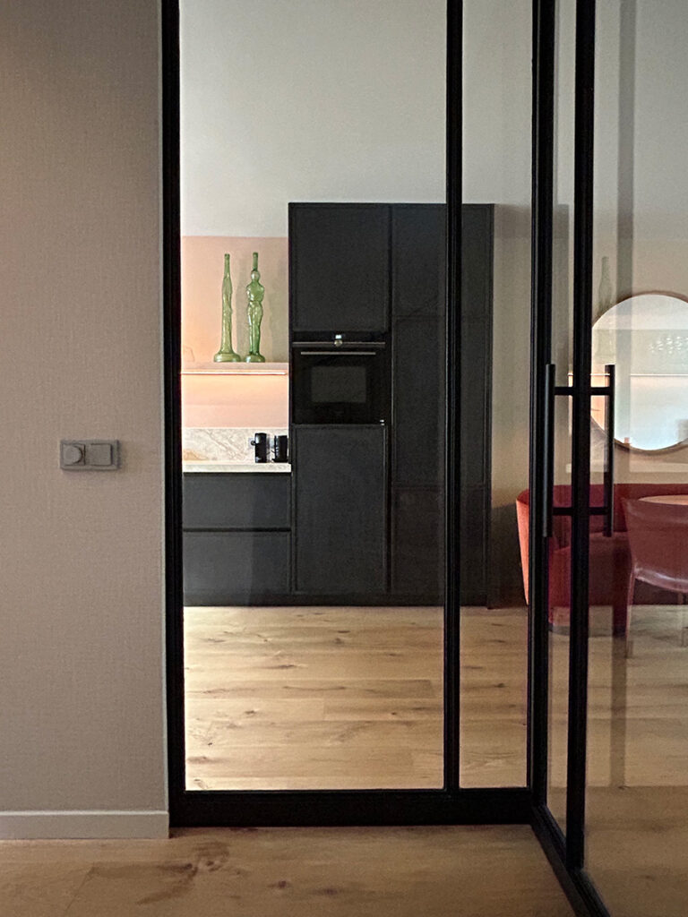 Woonkamer interieur entree met stalen deuren