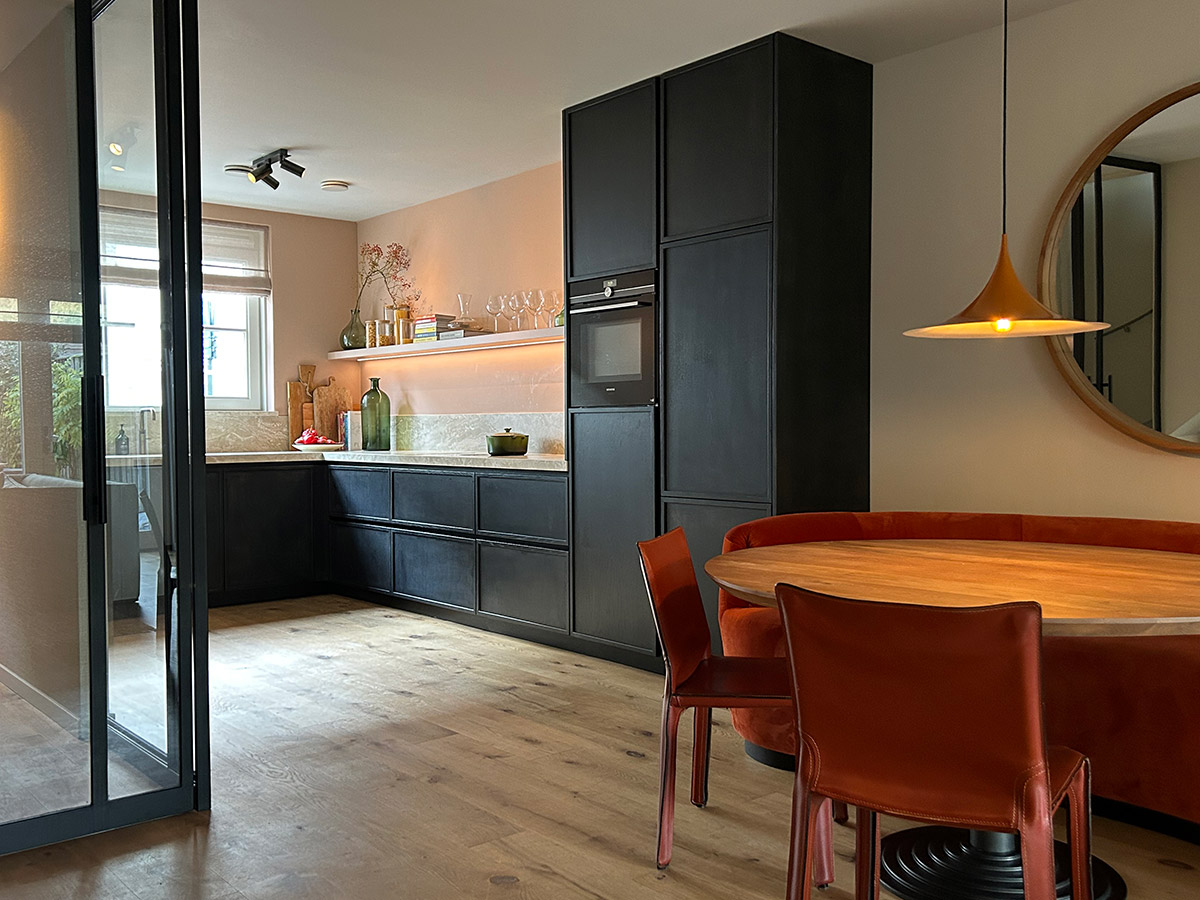 Mekida open zwarte keuken interieur