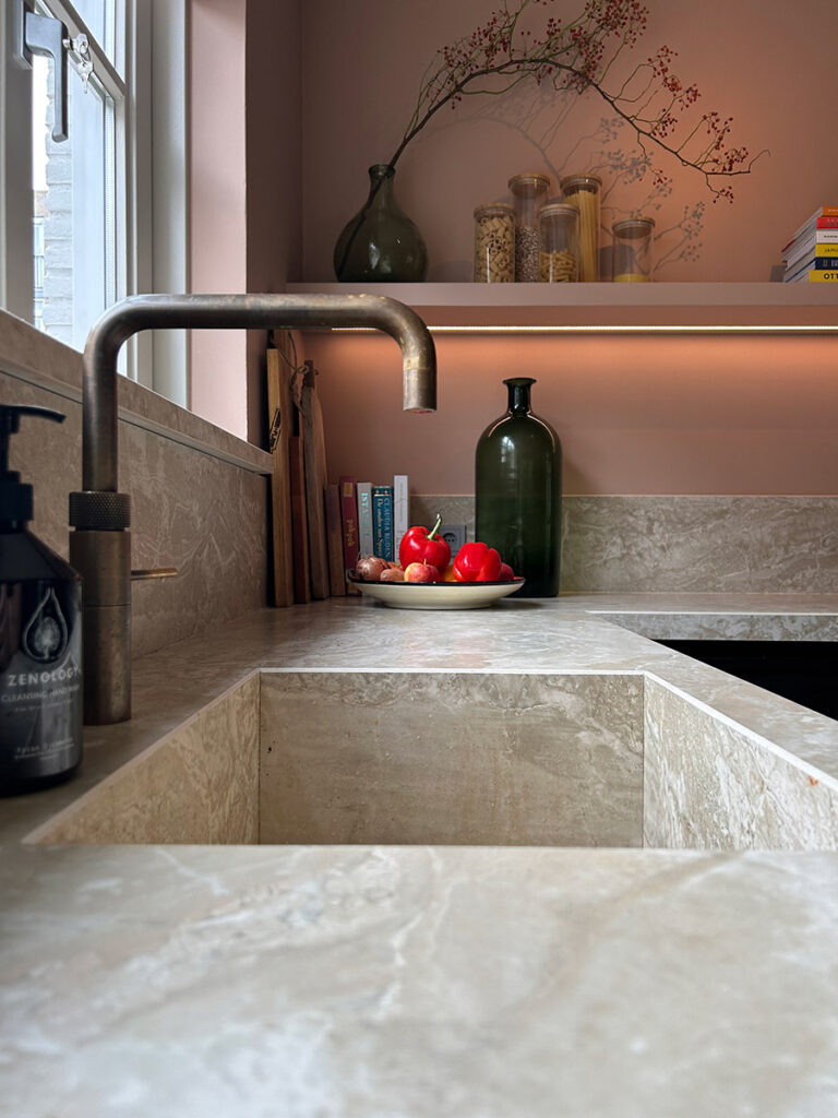 Mekida zwarte keuken interieur met marmeren keukenblad